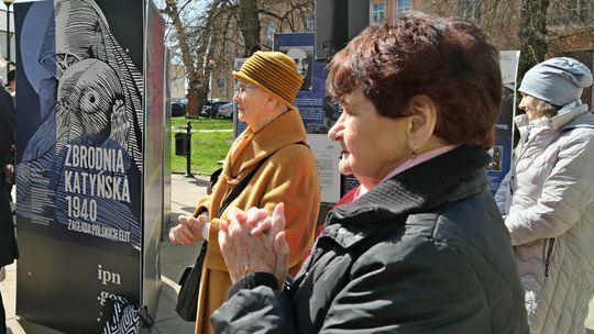 Wystawa „Zbrodnia Katyńska 1940. Zagłada polskich elit” prezentowana na Placu Jana Kochanowskiego w Lublinie w ramach obchodów Dnia Pamięci Ofiar Zbrodni Katyńskiej.