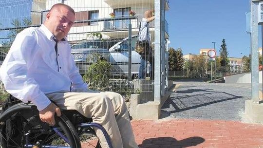 Zbudowali drogę, zrobiło się stromo. To przeszkoda dla osób niepełnosprawnych