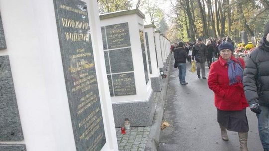 Zbudowali nisze do pochówku urn, odnowili cmentarz. Miasto podniosło im opłaty