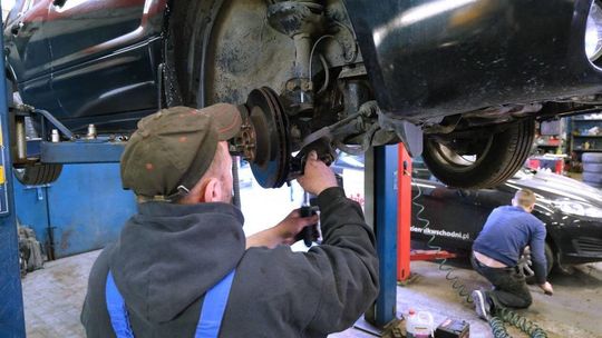 Zdalna edukacja. Rodzic lubelskiego ucznia: "jak ma się nauczyć naprawy samochodu zdalnie?" 