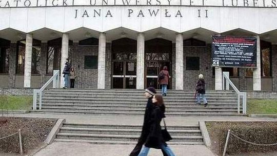 Zdawalność na aplikacje prawnicze: Absolwenci KUL w czołówce (tabele)