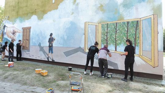 Zdążyli z muralem przed pierwszym dzwonkiem