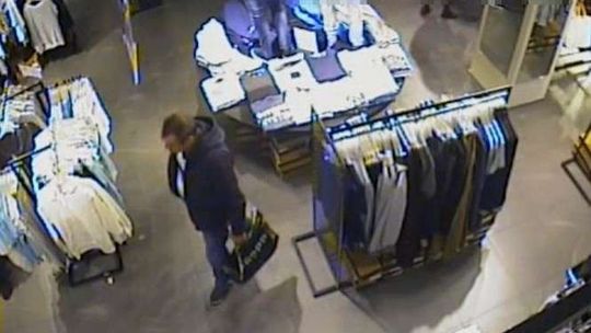 Zdejmuje z wieszaka i pakuje do torby. Złodzieja nagrał sklepowy monitoring