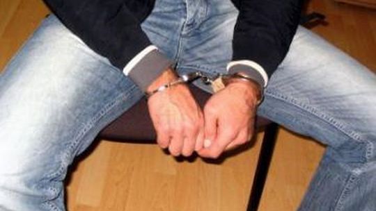 Zdemolował przystanek, bo ochlapał go samochód