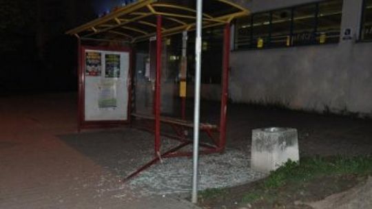 Zdemolował przystanek, bo policjanci nie odwieźli go do domu
