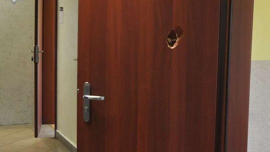 Zdenerwował się w urzędzie, wychodząc wybił dziurę w drzwiach. Trafił do aresztu