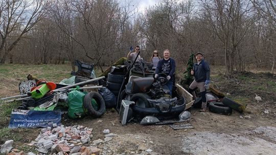 Zderzaki, opony, reflektory. To ludzie wyrzucają nad Bystrzycą