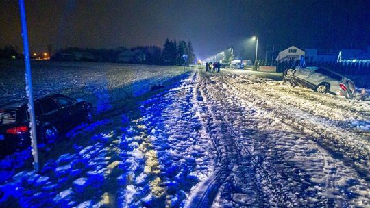 Zderzenie audi i mercedesa. Silnik i skrzynię biegów wyrzuciło 30 metrów dalej