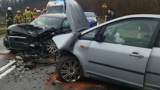 Zderzenie audi z fordem. Cztery osoby w szpitalu