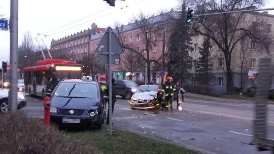 Zderzenie aut na Al. Racławickich. Były utrudnienia 