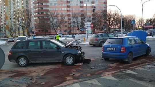 Zderzenie aut na Czechowie. Kobieta trafiła do szpitala. Duże utrudnienia [zdjęcia]