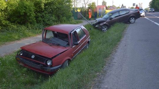 Zderzenie aut na DK17. Samochody wjechały do rowu
