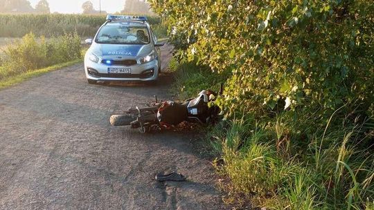 Zderzenie auta z motocyklem. Opel wpadł do rowu