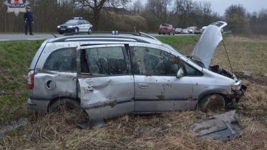 Zderzenie autobusu i dwóch osobówek. Cztery osoby w szpitalu