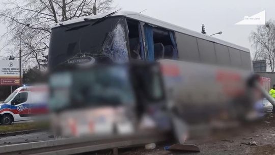 Zderzenie autokaru z trzema samochodami pod Warszawą. Ranny jeden z kierowców