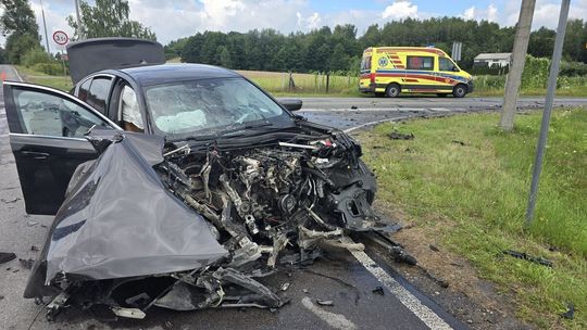 Zderzenie BMW z ciężarówką. Ucierpiała kobieta i dziecko