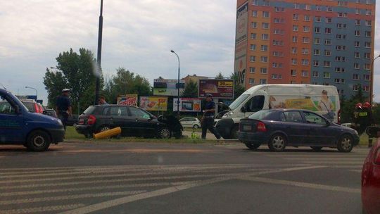Zderzenie busa i osobówki na rondzie przy Makro