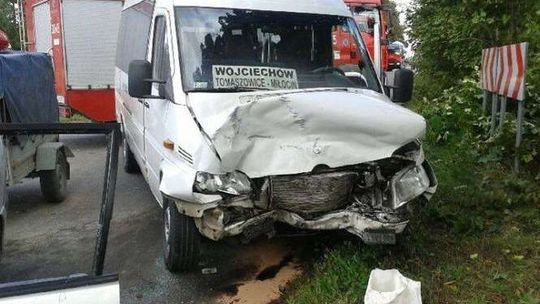 Zderzenie busa z osobówką: Jedna osoba nie żyje