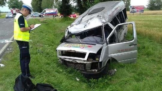 Zderzenie busa z samochodem osobowym. 14 osób w szpitalu. Droga zablokowana