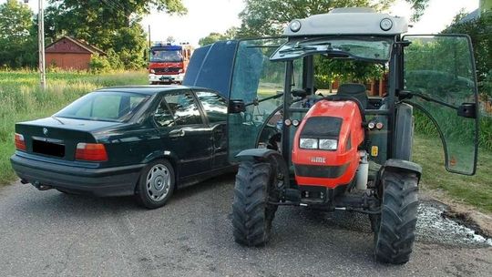 Zderzenie ciągnika z BMW. Kierowca nie ustąpił pierwszeństwa