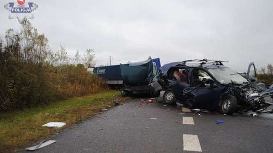 Zderzenie ciężarówki i dwóch samochodów. Nie żyje jedna osoba
