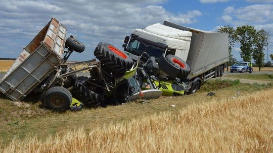 Zderzenie ciężarówki z ciągnikiem. Jeden z kierowców z poważnymi obrażeniami [zdjęcia]