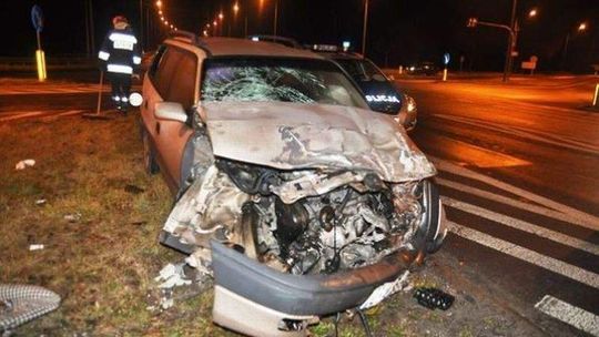 Zderzenie ciężarówki z oplem. Pięć osób rannych (wideo)