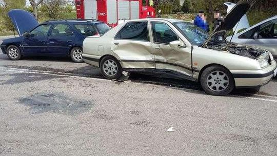 Zderzenie czterech aut. Dwie osoby trafiły do szpitala