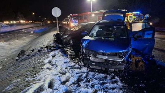 Wypadek drogowy nocą – zderzenie dwóch samochodów na zaśnieżonej drodze