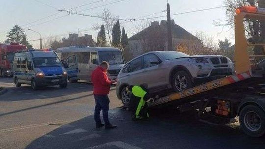 Zderzenie czterech aut na skrzyżowaniu. Dwie osoby w szpitalu 