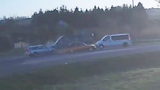 Zderzenie czterech aut, sześć osób trafiło do szpitala. Wypadek nagrała kamera [wideo]