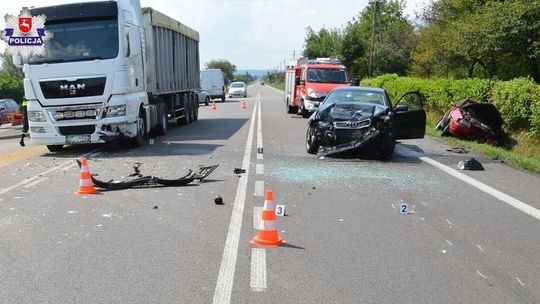 Zderzenie dwóch aut i ciężarówki. Dwie osoby w szpitalu
