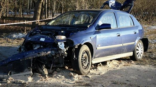 Zderzenie dwóch aut, jedno z nich dachowało. Zginęła jedna osoba, trzy w szpitalu