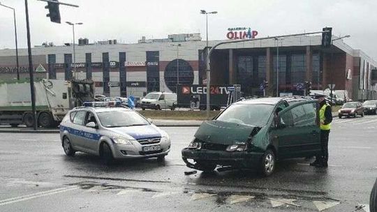 Zderzenie dwóch aut koło Olimpu. Mogą być utrudnienia 