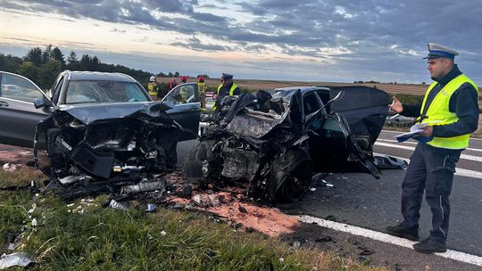 Zderzenie dwóch aut na DK17. Trzy osoby ranne