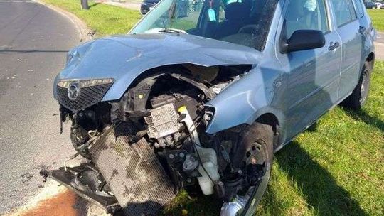 Zderzenie dwóch aut na rondzie koło Zamku. Jedno wjechało na czerwonym?