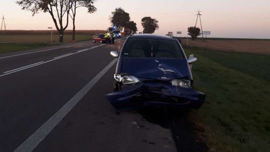 Zderzenie dwóch aut. Trzy osoby w szpitalu