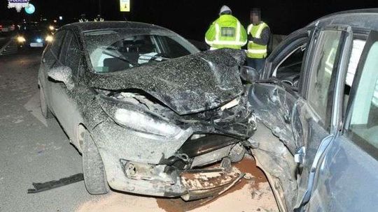 Zderzenie dwóch fordów. Jedna osoba w szpitalu 