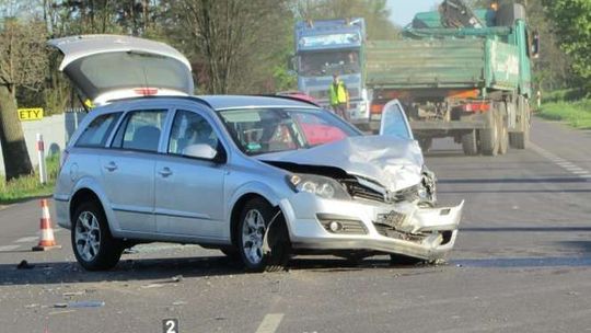 Zderzenie dwóch opli na DK 17. Dziecko trafiło do szpitala