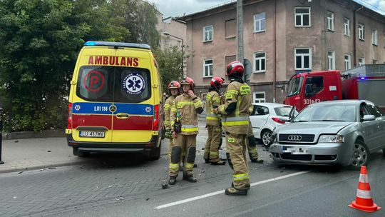Zderzenie dwóch osobówek, jedno auto wpadło na latarnię. Jest poszkodowany i są utrudnienia [zdjęcia]