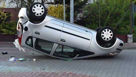 Zderzenie dwóch samochodów w Dęblinie. Jedno z aut dachowało