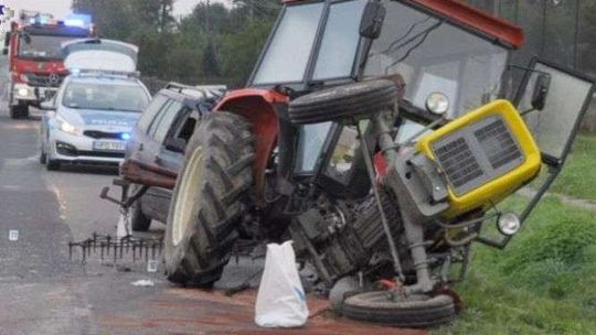 Zderzenie golfa z traktorem. Kierowcy przewiezieni do szpitala