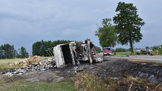 Zderzenie i ciężarówka w ogniu. Kierowcy trafili do szpitala