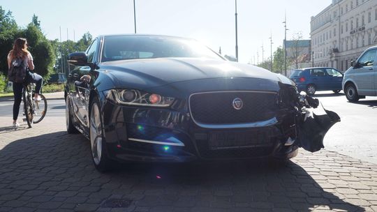 Zderzenie jaguara z toyotą w centrum Lublina. Są utrudnienia [zdjęcia]