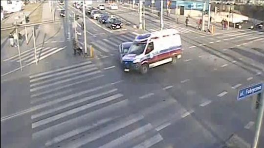 Zderzenie karetki pogotowia z osobówką w Lublinie. Ucierpiały dwie osoby [wideo]