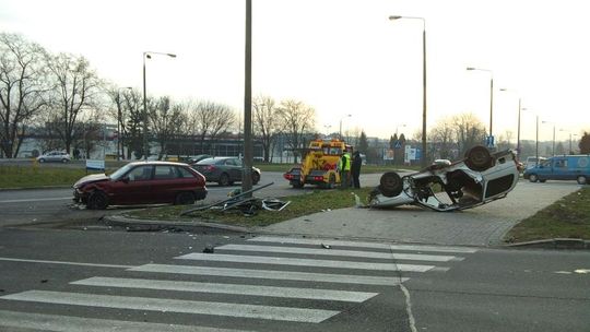 Zderzenie opla i forda. Ford dachował