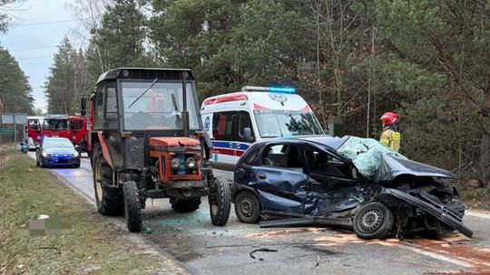 Wczoraj po godzinie 14 w miejscowości Dąbrowa Wronowska (powiat opolski) doszło do wypadku drogowego z udziałem samochodu osobowego i ciągnika rolniczego.