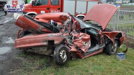 Zderzenie opla z ciężarówką. Jedna osoba w szpitalu. Zderzenie opla z ciężarówką. Jedna osoba w szpitalu. 