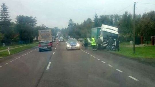 Zderzenie poloneza z ciężarówką. Jedna osoba ranna