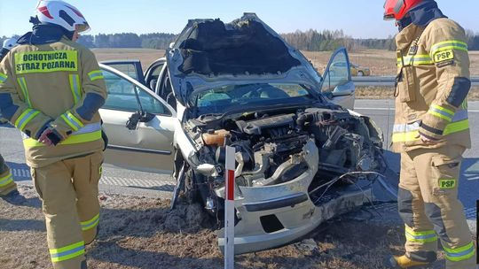 Zderzenie samochodów na S17. Dwie osoby poszkodowane [zdjęcia]